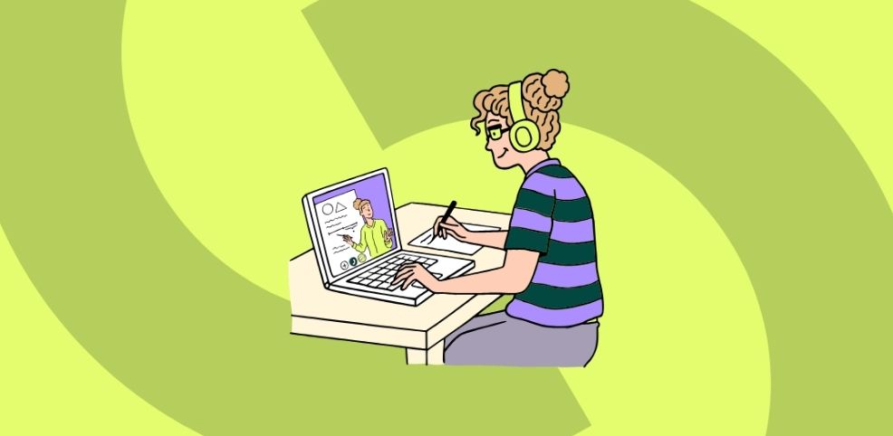 Uma funcionária em treinamento online sobre alfabetização em IA, usando seu laptop com fones de ouvido, ilustrando o microlearning em cibersegurança.